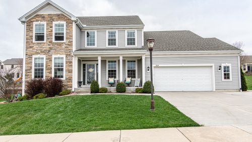 1724 Glacier Ridge Rd, Waukesha, WI 53188-8008