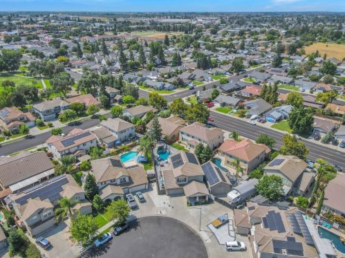 1305 Oak Leaf Cir, Valley Home CA 95361-2769 exterior