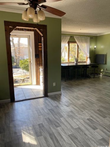 120 10th Ave, Babylon, NY 11704-4241