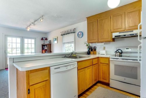 18 Atlantic Ave, Groton CT  06340-8801 exterior