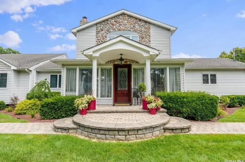 129 Main Ave, Lake Grove, NY 11755-2007