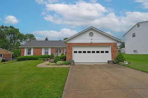 689 Glensprings Dr, Cincinnati, OH 45246-2129