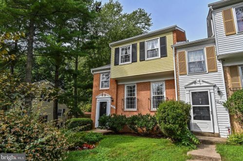 8327 Uxbridge Ct, Springfield, VA 22151-1721
