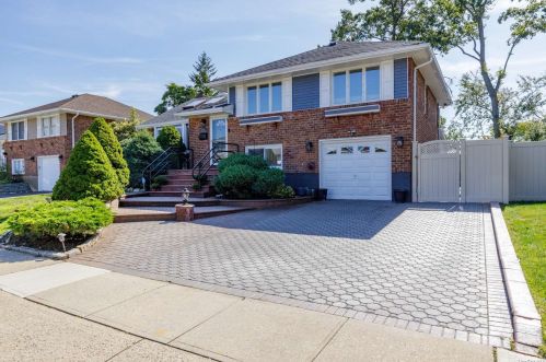 3796 Hollis Ln, Seaford, NY 11783-2031