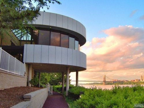 1055 River Rd, Edgewater NJ 07020-1364 exterior