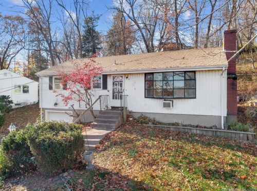 3 Upper State St, North Haven, CT 06473-1233