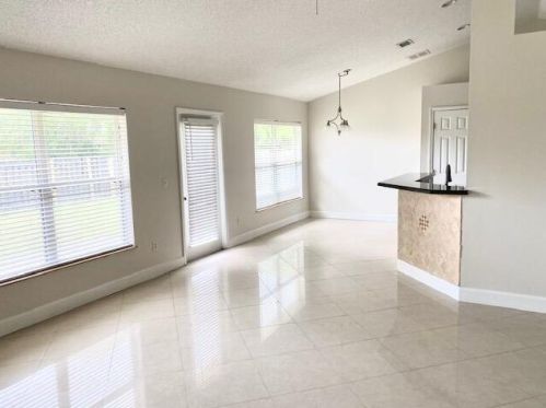 598 Kingston St, Fort Pierce FL  34983-8640 exterior