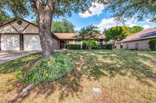 401 Live Oak Dr, Euless, TX 76040-3926