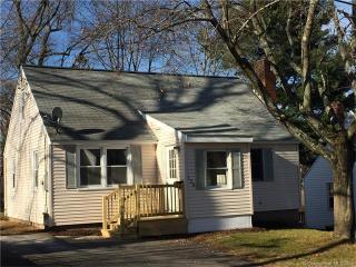 126 Glenwood St, Manchester CT  06040-5529 exterior