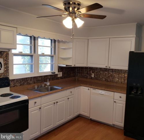 125 Fairfax Dr, Riverton, NJ 08077-2132