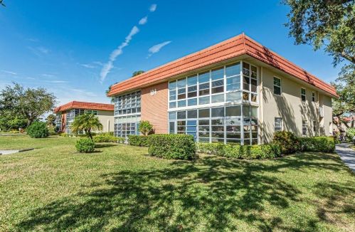 104 Royal Oak Dr, Vero Beach, FL 32962-3744