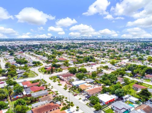 568 15th St, Hialeah, FL 33010-3228