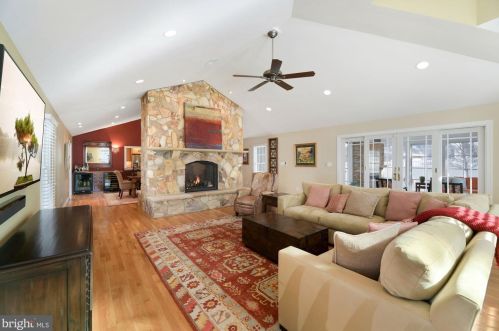 1802 Pimmit Dr, Falls Church VA  22043-1114 exterior