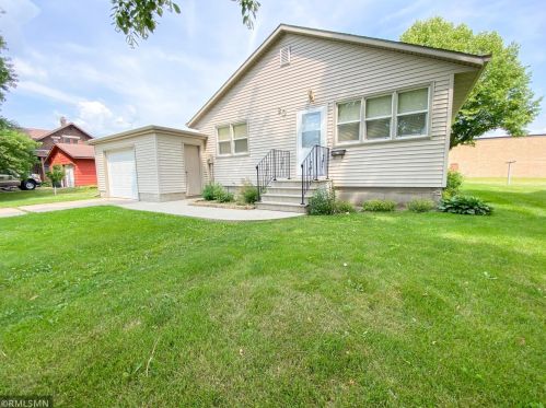 20 1st St, Fairfax, MN 55332-3172