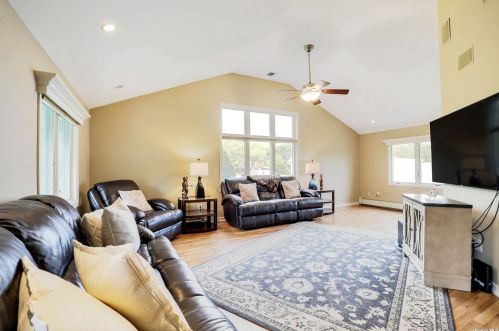 6 Hayuta Ct, Holtsville NY  11742-1206 exterior