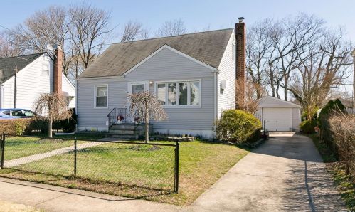 280 11th St, North Lindenhurst, NY 11757-4510
