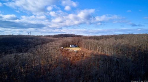 93 Coyote Trl, Higganum, CT 06441-4094