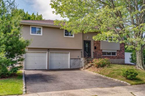 2 Oneida St, Deer Park, NY 11729-3523