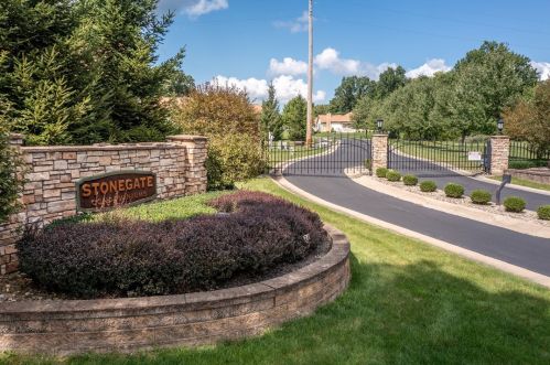 213 Stonegate Blvd, Hermitage, PA 16148-8003
