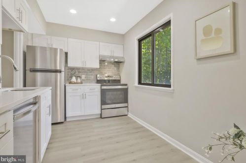 2361 Emerald Hts Ct, Herndon VA 20191-1752 exterior