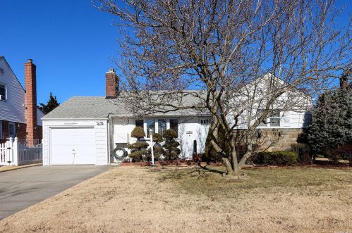 1645 Highland Ave, New Hyde Park, NY 11040-3943