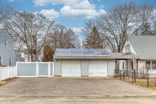 569 Beech St, Babylon NY  11703-1731 exterior