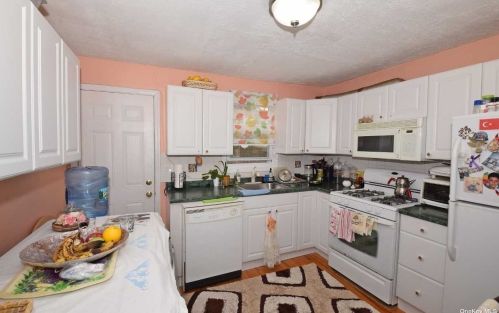 212 3rd St, North Lindenhurst, NY 11757-1407
