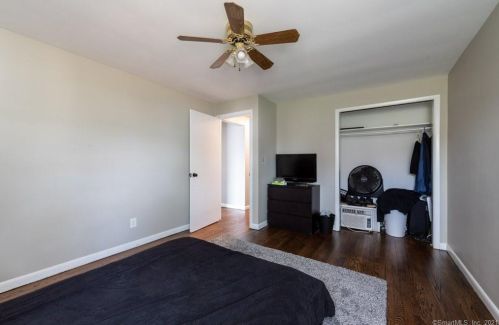 956 Huntington Rd, Stratford CT  06614-2736 exterior