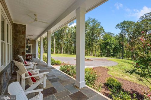 1044 Manning St, Great Falls VA  22066-1922 exterior