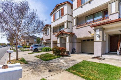 2917 Edgewater Dr, Santa Rosa, CA 95407-4590