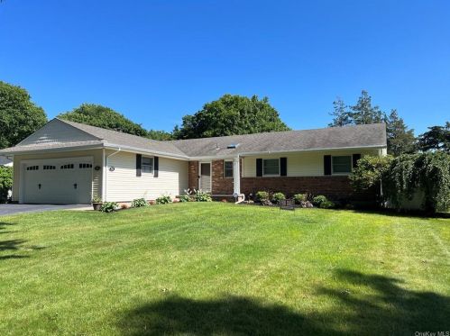 21 Autumn Dr, Elwood, NY 11731-2601