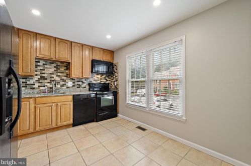 2356 Horseferry Ct, Herndon VA 20191-2733 exterior