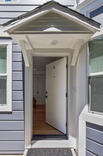 1136 Foothill Blvd, Oakland, CA 94606-3825