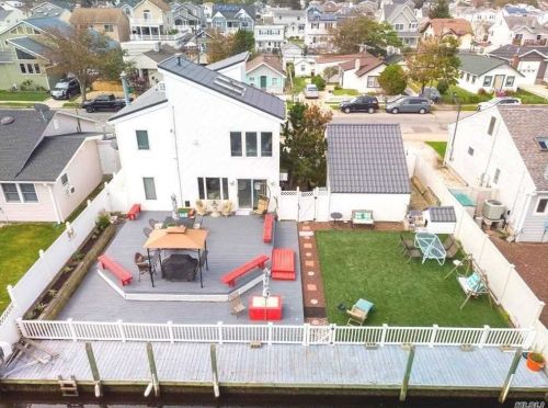 760 7th St, North Lindenhurst, NY 11757-5514