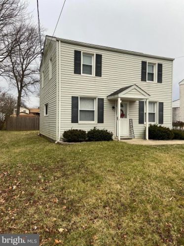 121 Hollywood Ave, Norristown PA  19403-1621 exterior