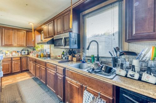 1 Greentree Cir, Westbury NY  11590-1510 exterior