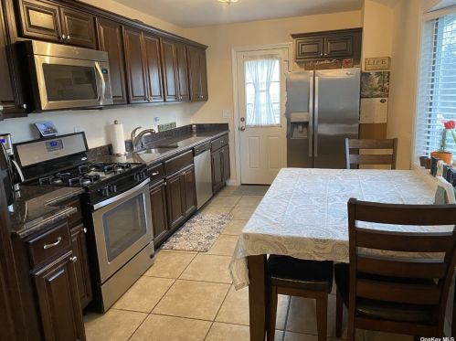 150 Fawn Ln, South Setauket, NY 11720-1328