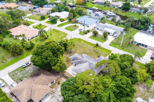 335 Naranja Ave, Fort Pierce, FL 34983-2219