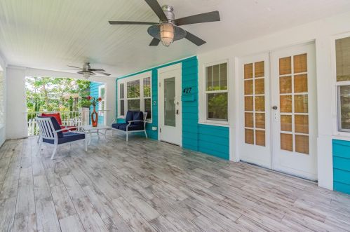 427 Tarpon Ave, Tarpon Springs, FL 34689-4321