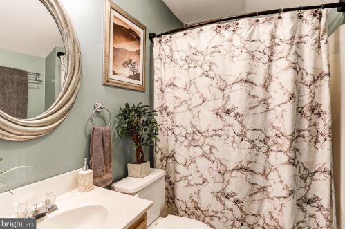 1046 Country Hill Dr, Harrisburg PA  17111-4655 exterior