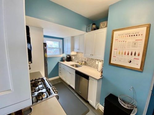 4 Curry Ave, Middletown RI  02840-1412 exterior