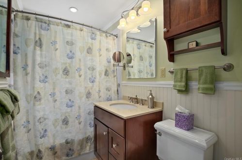 5 Augusta Pl, White Plains NY  10603-1901 exterior