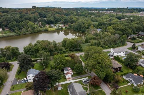 106 Oak Cir, Mahopac NY  10541-4146 exterior