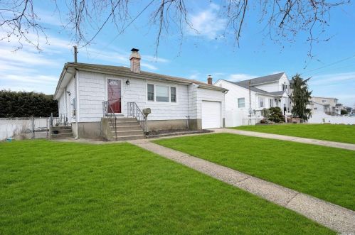 112 Wyona Ave, North Lindenhurst, NY 11757-5939