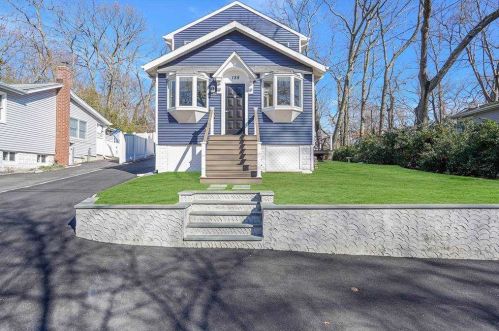 125 Halesite Dr, Scotts Beach, NY 11789-1940