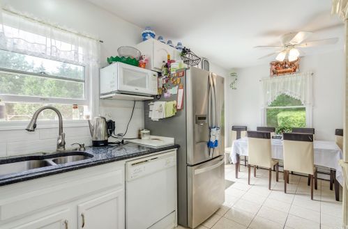 9 Cedar Dr, East Hampton NY  11937-1477 exterior