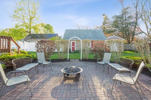 33 Lillian Pl, Canaan Lake NY  11772-2955 exterior