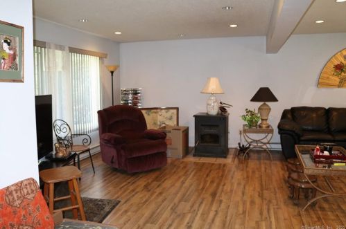 16 Calo St, Waterbury, CT 06708-1516