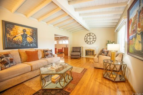 2761 Fanwood Ave, Long Beach, CA 90815-1333