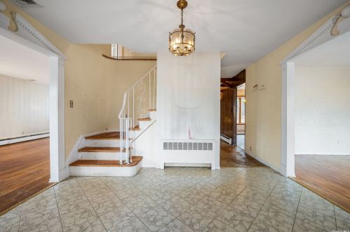 105 Village Hill Dr, Huntington Station, NY 11746-8335